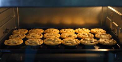 mini taartje van vlees en champignons bakken in industriële oven foto