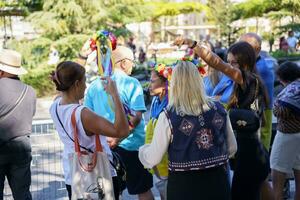 granada, Andalusië, Spanje. oktober 5e, 2023. Oekraïners demonstreren in oekraïens kostuums Bij de Europese top in Grenada. foto