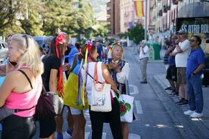 granada, Andalusië, Spanje. oktober 5e, 2023. Oekraïners demonstreren in oekraïens kostuums Bij de Europese top in Grenada. foto