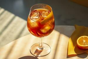 aperol spritz zomer drinken in glas met schaduwen, tropisch achtergrond. generatief ai foto