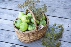 groenten in een rieten mand op een houten ondergrond foto