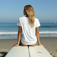 ai gegenereerd meisje zitten Aan de surfing bord, strand visie, blanco wit t - shirt, terug visie foto