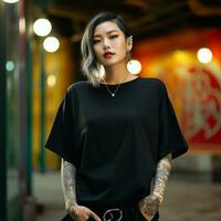 ai gegenereerd een Aziatisch meisje met tatoeages vervelend een zwart te groot t-shirt foto