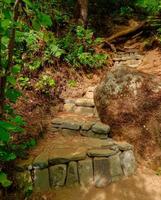 stenen trappen aan de rivieroever bij de blauwe rivier of foto