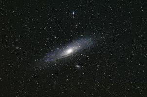 andromeda galaxy verlicht de donkere ruimte foto