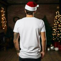 ai gegenereerd Mens met de kerstman hoed vervelend wit overmaats t - overhemd foto