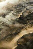 een antenne visie over- de enorm zand duinen dat maken omhoog de Super goed zand zee in Namibië. foto