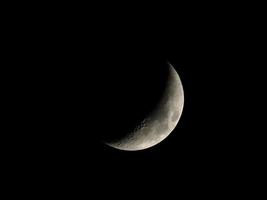 wassende maansikkel gezien met telescoop foto