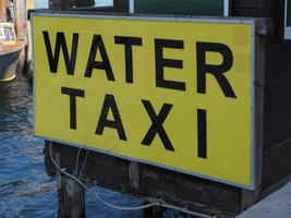 watertaxi bord in Venetië foto