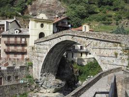 romeinse brug in pont saint martin foto
