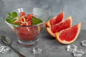 zomersalade met grapefruit op een lichte achtergrond met kruiden. foto