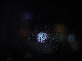 regendruppel 's nachts met de onscherpe achtergrond foto