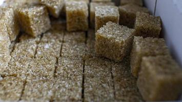 close-up hoop geraffineerde rietsuiker. geraffineerde suiker uit riet foto