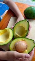 foto van gespleten avocado met een houten tafel