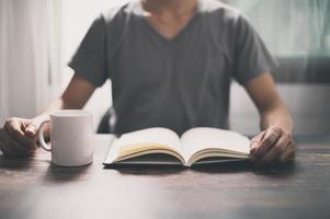 mensen lezen boeken om hun kennisvermogen te vergroten foto