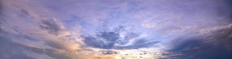 lucht en wolken in de avond foto