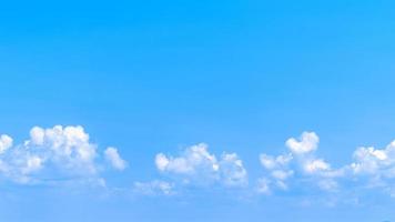 abstracte blauwe hemelachtergrond met kleine wolken. foto