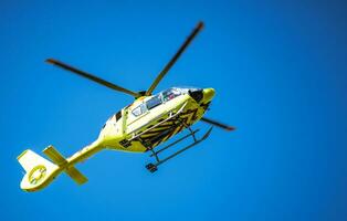 geel ambulance helikopter nemen noodgeval telefoontje foto