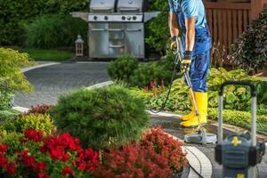 huiseigenaar druk het wassen zijn bakstenen tuin pad foto