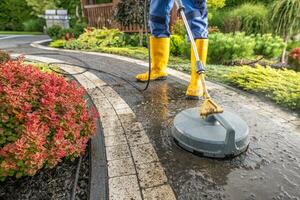 tuin arbeider druk het wassen decoratief bakstenen tuin paden foto