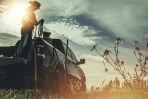 Kaukasisch Amerikaans cowboy boer en zijn oppakken vrachtauto foto