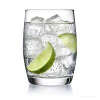 gin tonic glas van water met ijs geïsoleerd Aan wit achtergrond. ai gegenereerd foto