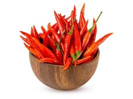 rode peper in kom op witte achtergrond foto