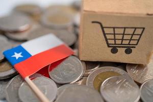 stapel munten, winkelwagendoos met de vlag van Chili, Financiënconcept. foto