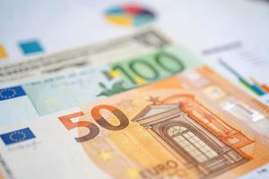 eurobankbiljetten geld op grafiek millimeterpapier. foto
