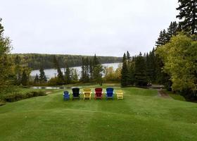 gekleurde stoelen aan het meer foto