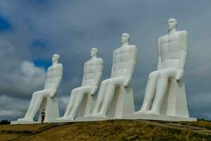 de reusachtig standbeelden van de mensen van de wereld foto