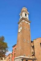 de klok toren van de kerk foto