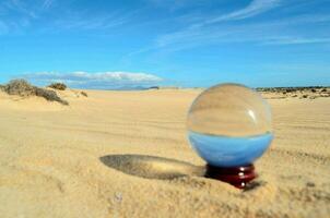 een wereldbol in de zand foto