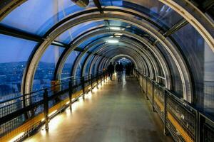 een tunnel met mensen wandelen Aan het foto