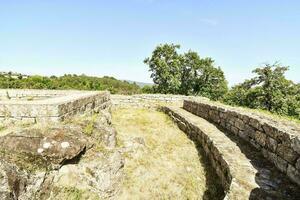 de ruïnes van een oude stad in de bergen foto