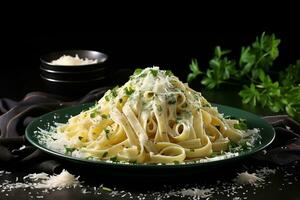 bord van fettuccine Alfredo bekroond met Parmezaanse kaas kaas. ai gegenereerd foto