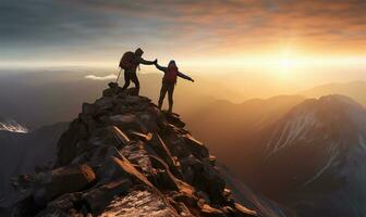 een wandelaar uitbreiden een hand- naar helpen een vriend bereiken de top van een berg. ai gegenereerd foto