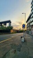 laag hoek visie van Brits stad- en weg gedurende zonsondergang Aan kunnen, 19e, 2023. luton, Engeland, uk foto