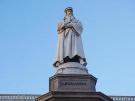 leonardo da vinci monument in milaan foto