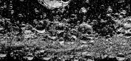 ai generatief Frisdrank water bubbels spatten onderwater- tegen zwart achtergrond. foto