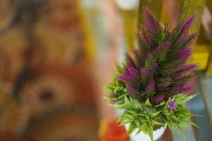 zomer bloemen in vaas Bij Indisch bruiloft decoratie foto