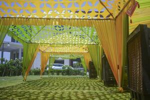 Indisch bruiloft ceremonie stadium decoratie met groen thema foto
