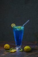 blauw lagune cocktail Aan zwart achtergrond foto