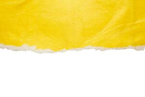 geel gescheurd papier gescheurd randen stroken geïsoleerd Aan wit achtergrond foto