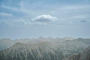 visie van de pirin berg bereik, alpine nationaal park in bulgarije, nevel over- de bergen foto