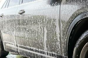 auto schoonmaak en het wassen met schuim zeep foto