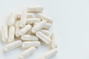 capsule pil Aan wit achtergrond, supplement concept foto