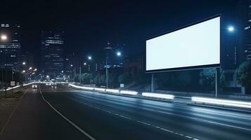 reclame bespotten omhoog blanco aanplakbord Bij nacht tijd met straat licht met kopiëren ruimte voor openbaar informatie bord aanplakbord blanco voor buitenshuis reclame poster foto