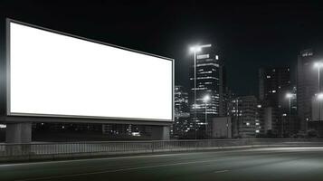 reclame bespotten omhoog blanco aanplakbord Bij nacht tijd met straat licht met kopiëren ruimte voor openbaar informatie bord aanplakbord blanco voor buitenshuis reclame poster foto