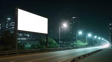 reclame bespotten omhoog blanco aanplakbord Bij nacht tijd met straat licht met kopiëren ruimte voor openbaar informatie bord aanplakbord blanco voor buitenshuis reclame poster foto